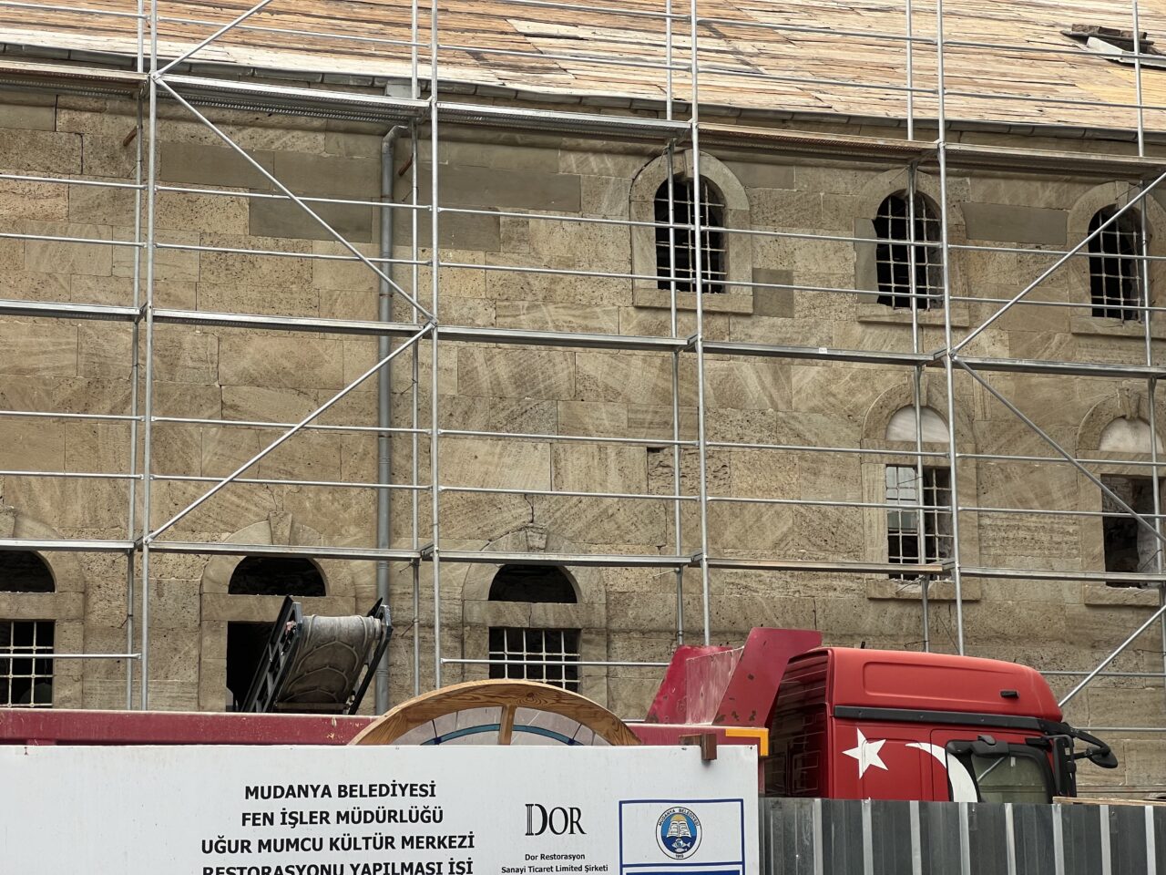 192 yıllık tarihi binada iş kazası! Kolunu iş makinesine kaptırdı 2 Bülten Medya -