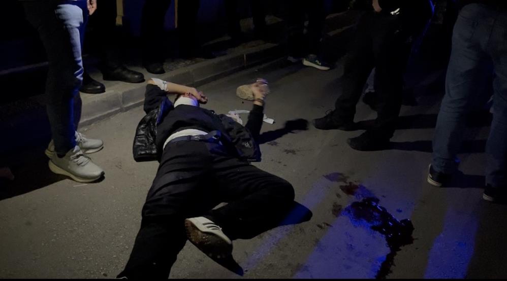 Parkta kavga silahlı çatışmaya döndü! 3 kişi yaralandı Bursa’nın Osmangazi ilçesinde parkta iki grup arasında çıkan tartışma silahlı