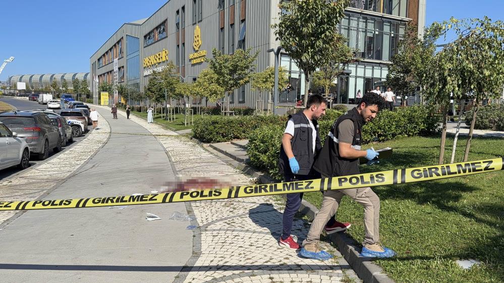 Parkta alacak verecek kavgası! Silahlar konuştu, 2 kişi yaralandı İstanbul Başakşehir’de alacak verecek meselesi nedeniyle buluştuğu iddia edilen iki