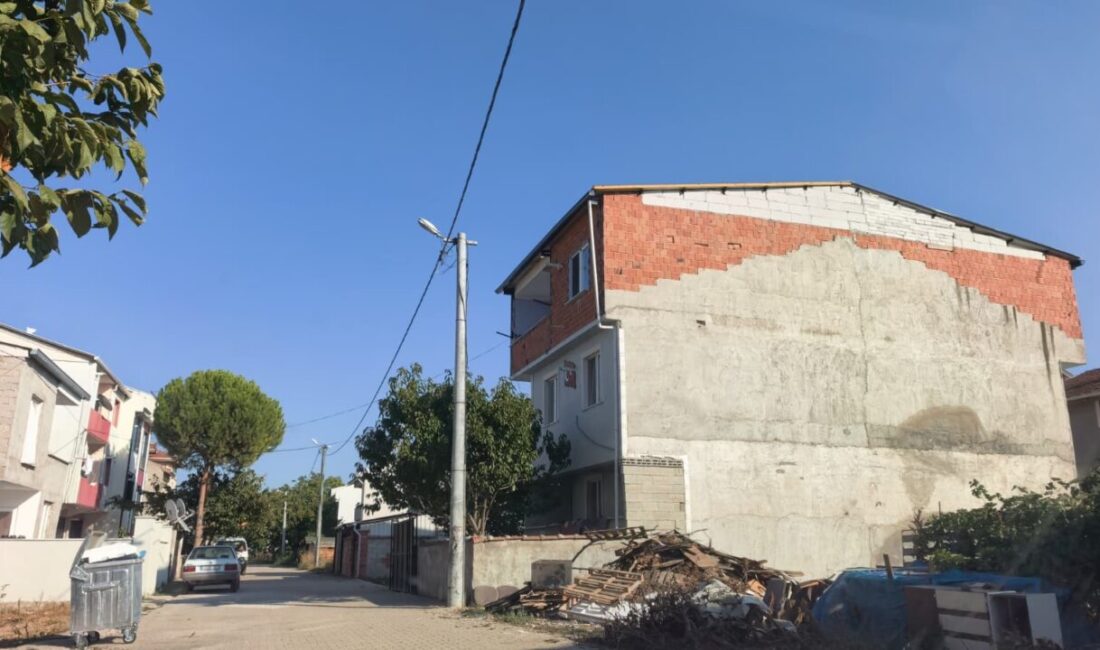 İnegöl’de 2 yaşındaki çocuk 3. kattan düştü Bursa’nın İnegöl ilçesinde 2 yaşındaki Ali A., 3. kattaki pencereden