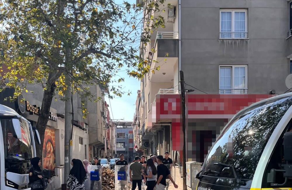 Çay ocağı önünde silahlar konuştu! 1 kişi ağır yaralandı Bursa’nın Gürsu ilçesinde çay ocağı önünde husumetli olduğu kişiye silahla