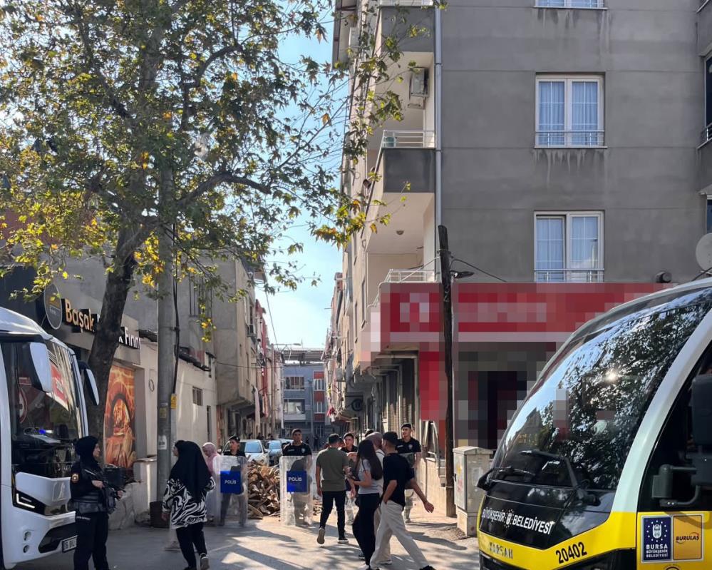 Bursa’nın Gürsu ilçesinde çay ocağı önünde husumetli olduğu kişiye silahla