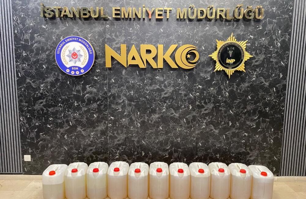 Tırın yakıt deposundan 224 kilo sıvı metamfetamin çıktı İstanbul’da polis ekiplerinin düzenlediği operasyonda bir tırın yakıt deposuna gizlenmiş