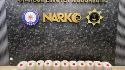 İstanbul’da polis ekiplerinin düzenlediği operasyonda bir tırın yakıt deposuna gizlenmiş