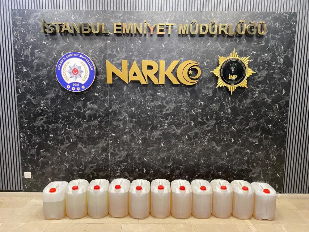 İstanbul’da polis ekiplerinin düzenlediği operasyonda bir tırın yakıt deposuna gizlenmiş