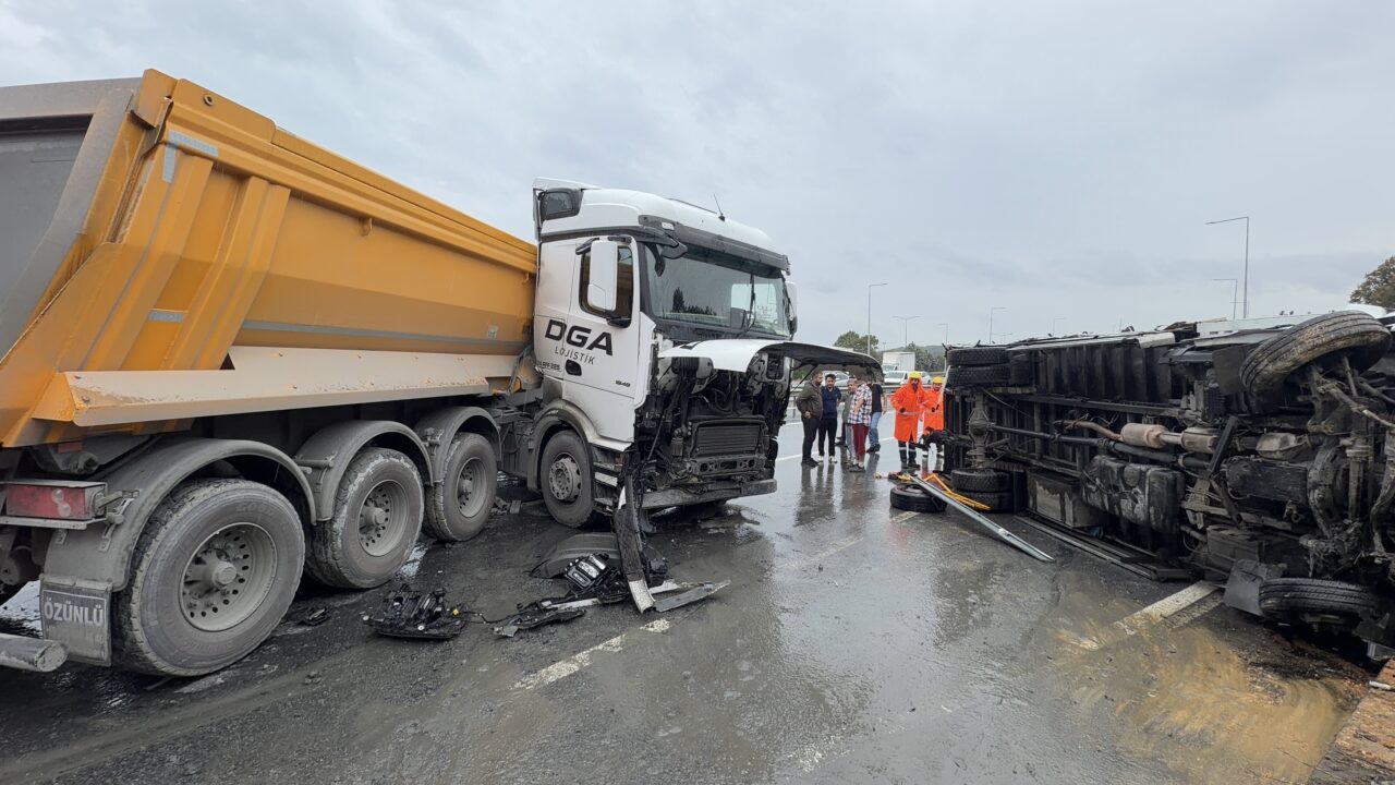 Yağış kazayı getirdi! Kamyon yola devrildi, 2 sürücü yaralandı 1 Bülten Medya -