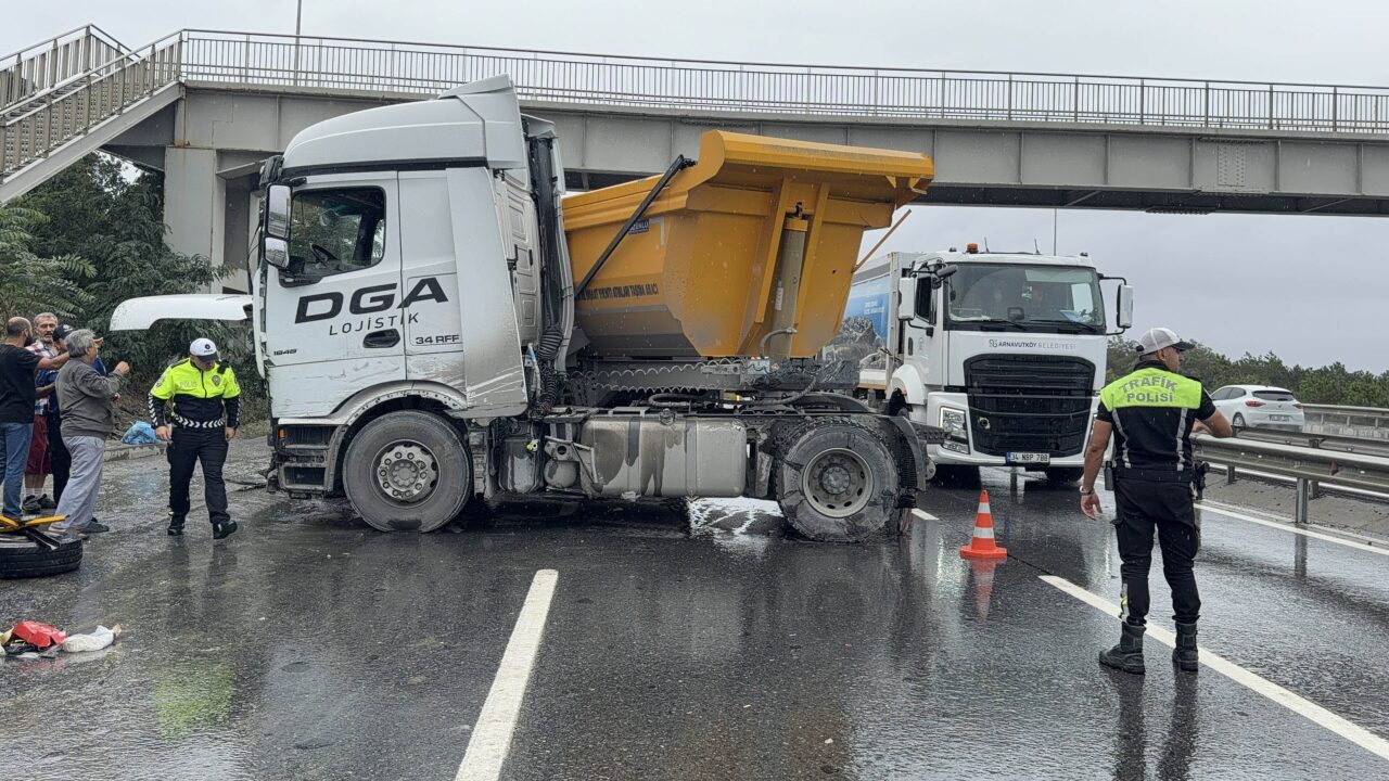 Yağış kazayı getirdi! Kamyon yola devrildi, 2 sürücü yaralandı 2 Bülten Medya -