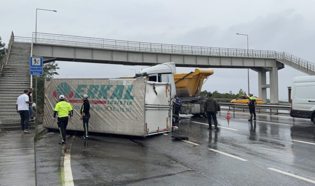 Yağış kazayı getirdi! Kamyon yola devrildi, 2 sürücü yaralandı İstanbul Arnavutköy’de yağışlı havada kontrolden çıkan kamyon önce bariyerlere çarptı,