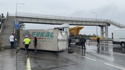 İstanbul Arnavutköy’de yağışlı havada kontrolden çıkan kamyon önce bariyerlere çarptı,