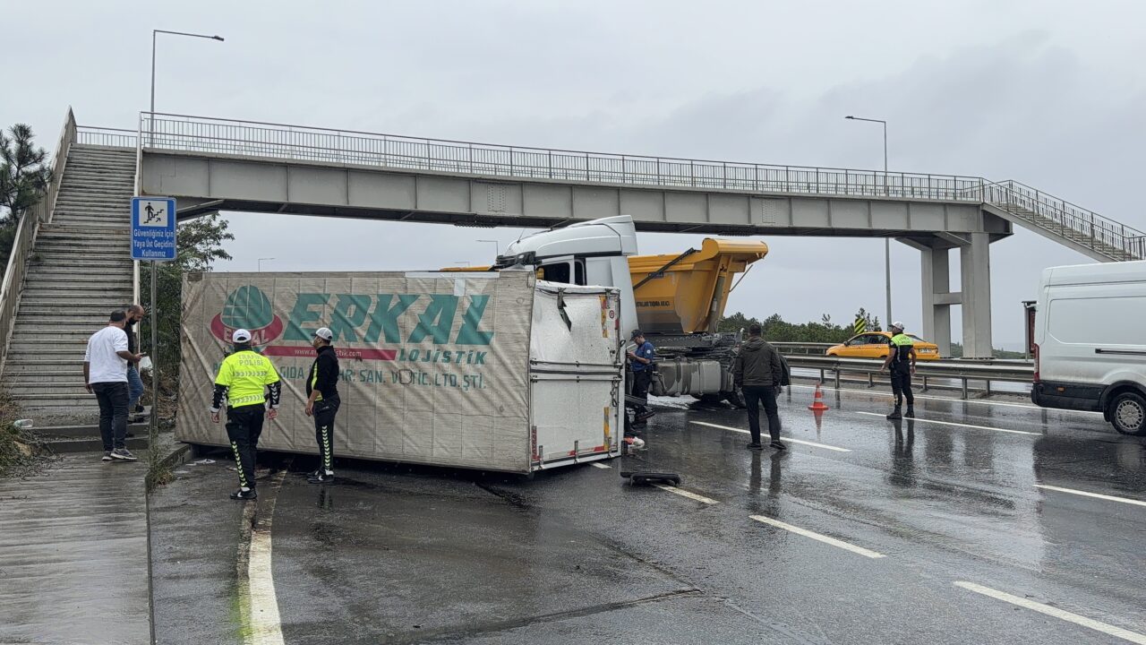 İstanbul Arnavutköy’de yağışlı havada kontrolden çıkan kamyon önce bariyerlere çarptı,