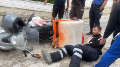 Bursa’nın Mudanya ilçesinde motosikletli kurye, önüne aniden çıkan araca çarpmamak