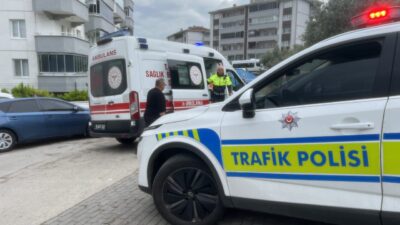 Bursa’nın Mudanya ilçesinde motosikletiyle seyir halindeki kurye, önüne çıkan araca