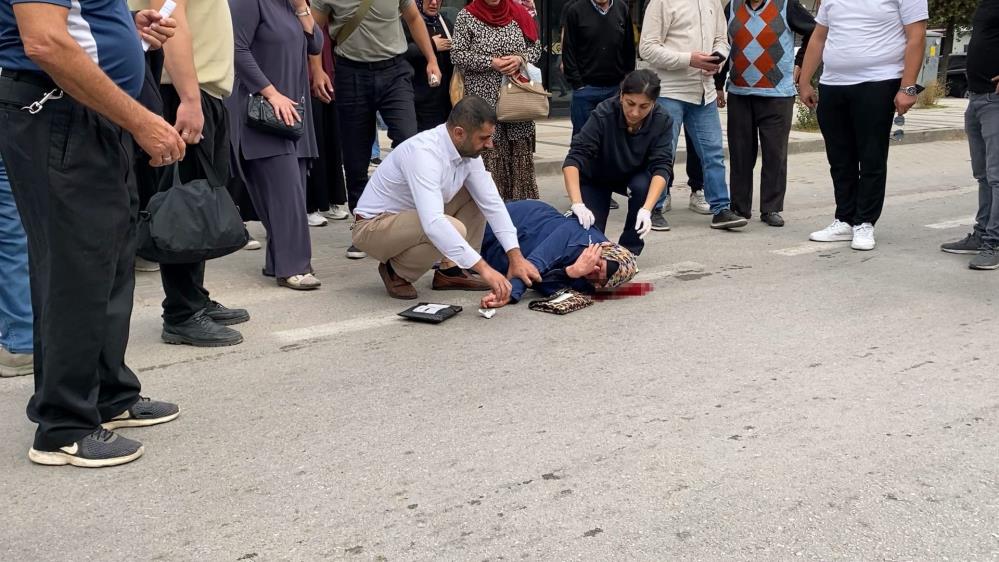 Otobüsün çarptığı 68 yaşındaki kadın ağır yaralandı! 1 Bülten Medya -