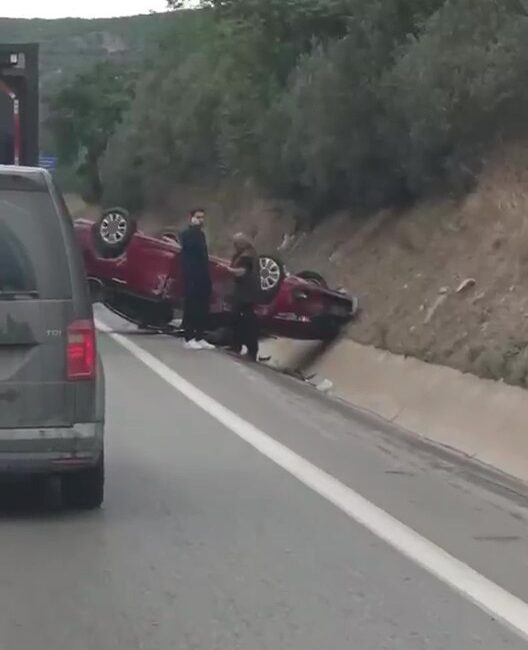 Takla atan otomobil ters döndü! Kaza kameraya yansıdı Kocaeli’nin Körfez ilçesinde D-100 kara yolunda kontrolden çıkan otomobil takla