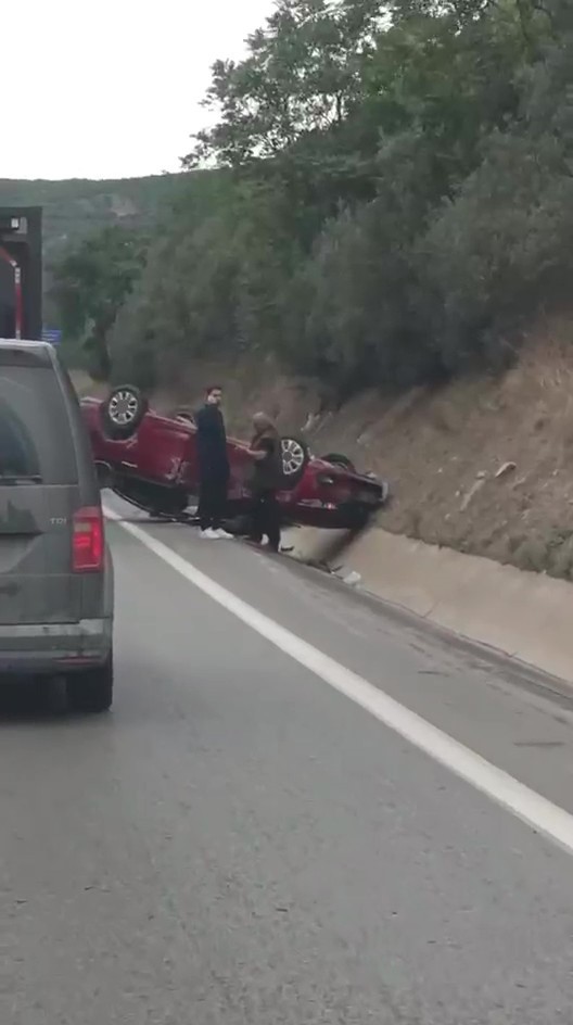 Kocaeli’nin Körfez ilçesinde D-100 kara yolunda kontrolden çıkan otomobil takla