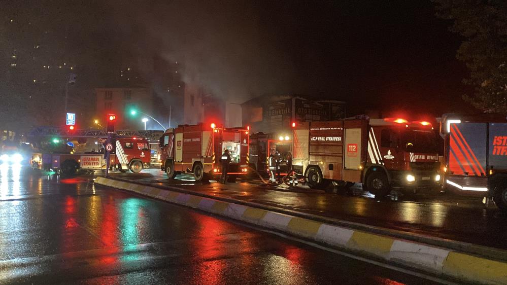 Esenyurt’ta gece yangını! Alevler 5 iş yerine sıçradı 2 Bülten Medya -