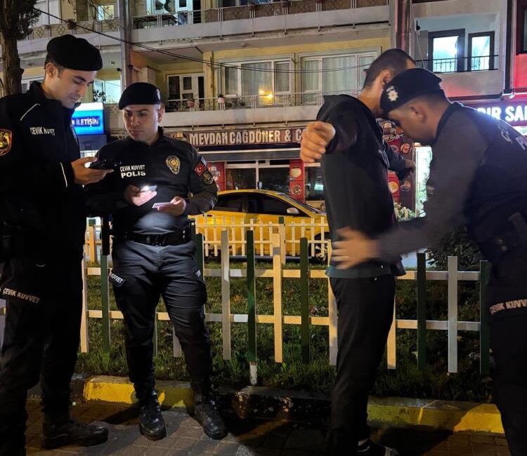 Bursa’nın Gürsu ilçesinde 1000 polisin katılımıyla asayiş uygulaması gerçekleştirildi. Denetimlerde