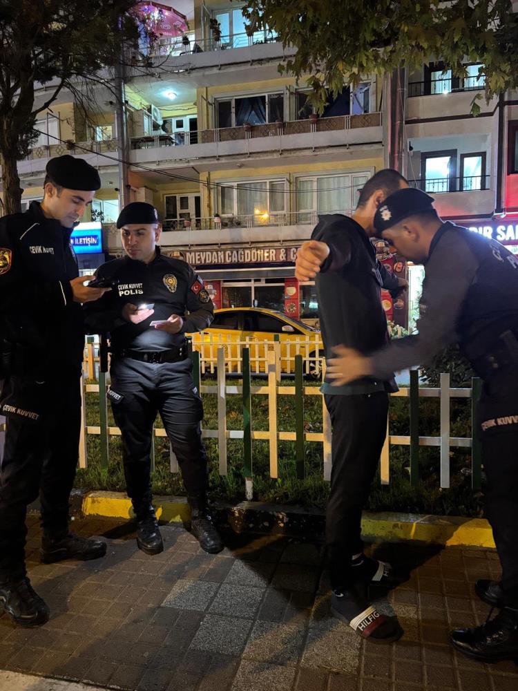 Bursa’nın Gürsu ilçesinde 1000 polisin katılımıyla asayiş uygulaması gerçekleştirildi. Denetimlerde
