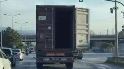 Bursa’da seyir halindeki tırın açık kalan dorse kapağı trafikte tehlikeye