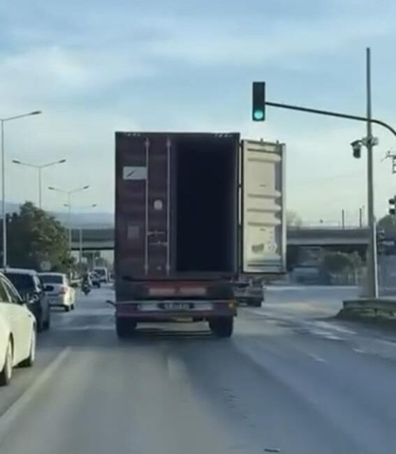 Bursa’da seyir halindeki tırın açık kalan dorse kapağı trafikte tehlikeye