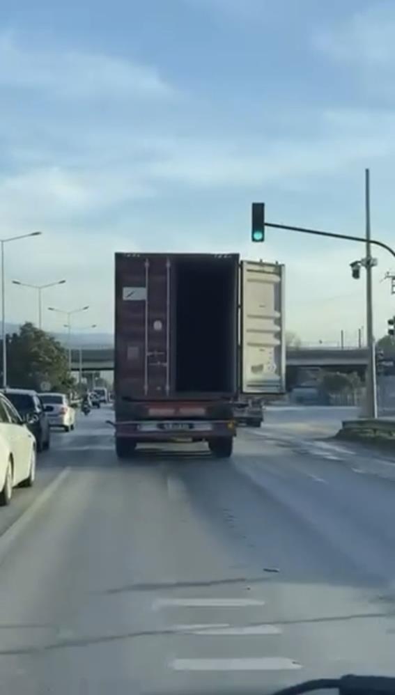 Bursa’da seyir halindeki tırın açık kalan dorse kapağı trafikte tehlikeye