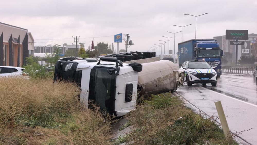 İnegöl’de tuz yüklü tanker devrildi! Sürücü yaralandı Bursa’nın İnegöl ilçesinde yağış nedeniyle kayganlaşan yolda kontrolden çıkan sıvı