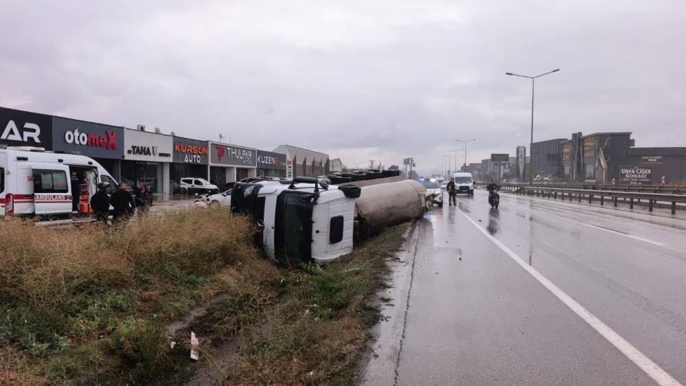 İnegöl’de tuz yüklü tanker devrildi! Sürücü yaralandı 1 Bülten Medya -