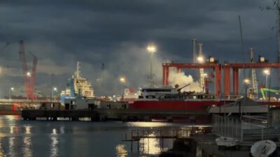 Tekirdağ’ın Süleymanpaşa ilçesindeki Ceyport Limanı’nda bir kamyonette yangın çıktı. İtfaiye