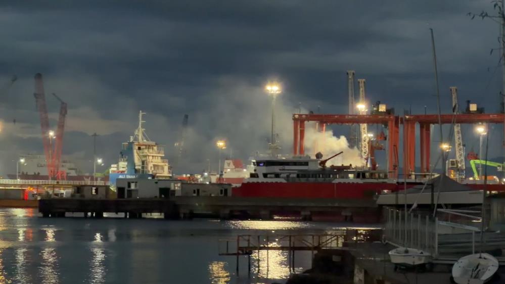 Tekirdağ’ın Süleymanpaşa ilçesindeki Ceyport Limanı’nda bir kamyonette yangın çıktı. İtfaiye