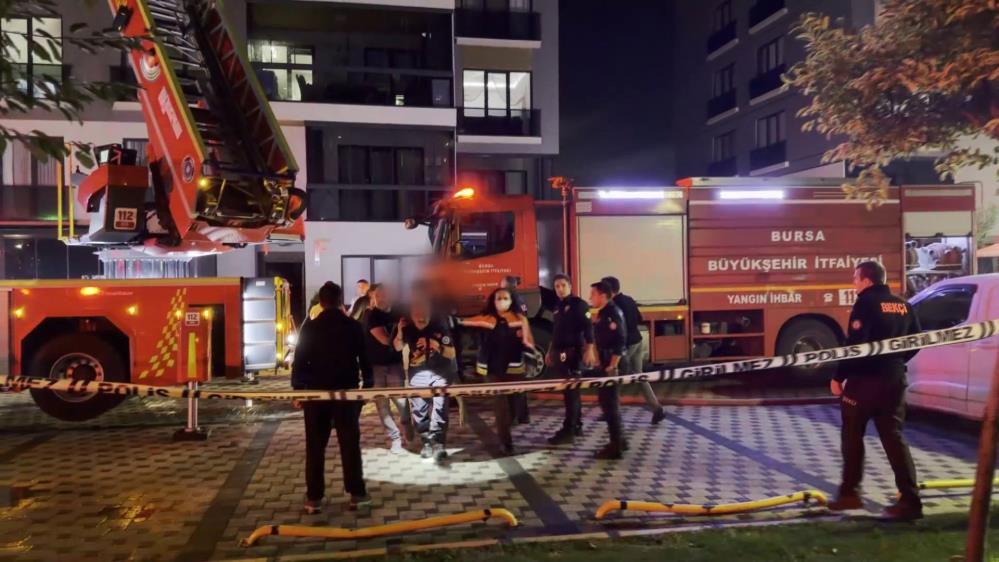 Bursa’nın Nilüfer ilçesinde bir binada çıkan yangında mahsur kalan 19