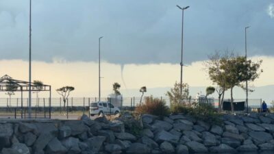 İstanbul’dan sabah saatlerinde görüntülenen Yalova semalarındaki hortum, deniz üzerinde huni