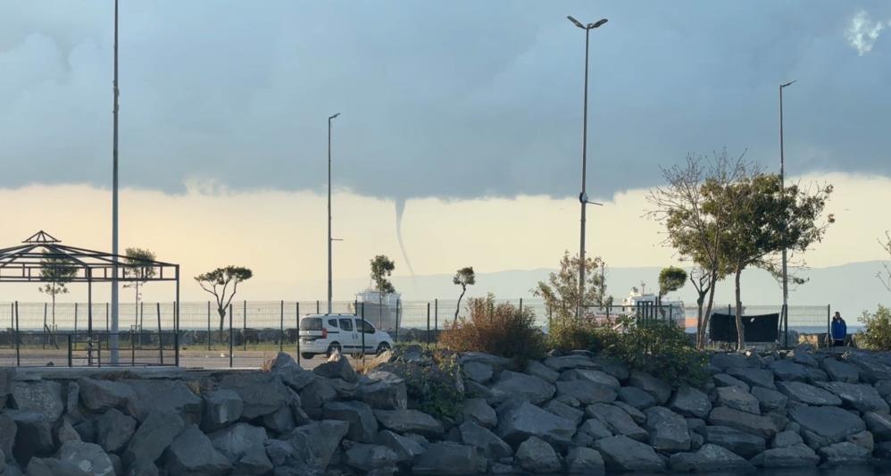 İstanbul’dan sabah saatlerinde görüntülenen Yalova semalarındaki hortum, deniz üzerinde huni