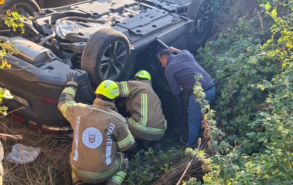 Bursa’nın İnegöl ilçesinde geri manevra yaptığı sırada kontrolden çıkan otomobilin