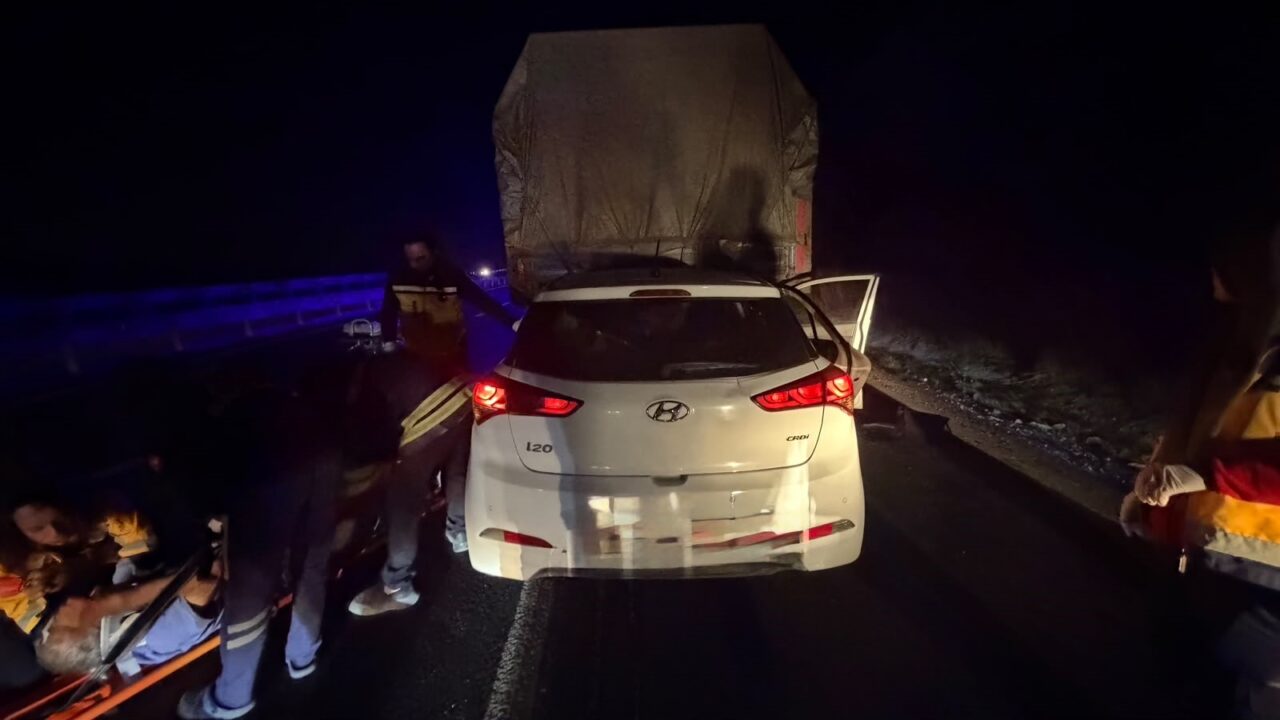 Bilecik’in Bozüyük ilçesinde kamyon ile otomobilin çarpışması sonucu meydana gelen
