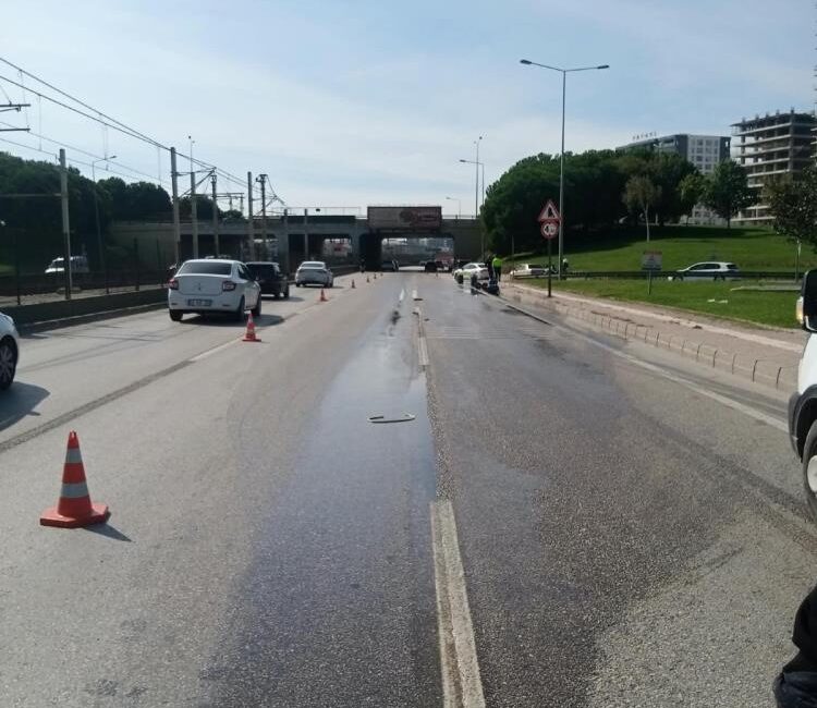 Bursa’da kimyasal madde alarmı! Yol trafiğe kapatıldı Bursa’nın Nilüfer ilçesinde yola dökülen kimyasal madde içerikli bidonlar ekipleri