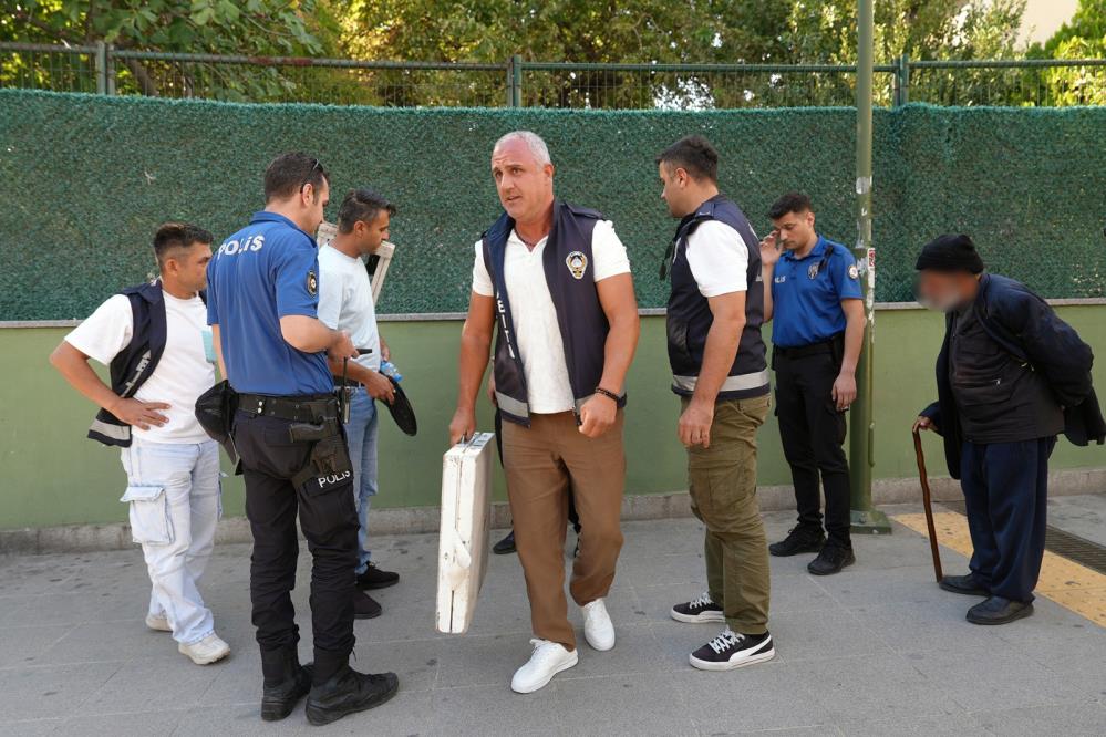 Okul önünde bıçak satıyordu! Zabıta müdahale etti 1 Bülten Medya -