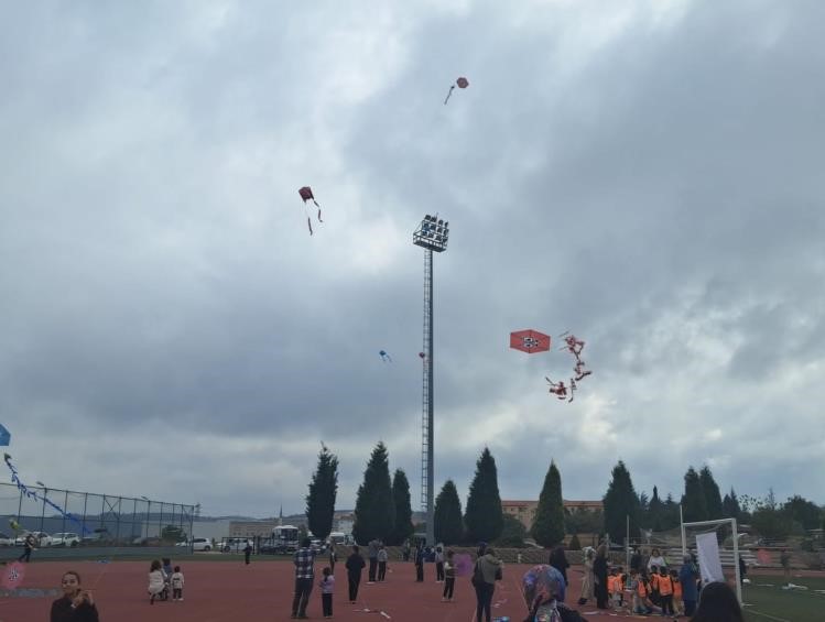 Bilecik’te düzenlenen “Uçurtmalar Vurulmasın, Gökyüzü Çocuklara Kalsın” etkinliğinde öğrenciler, barış,