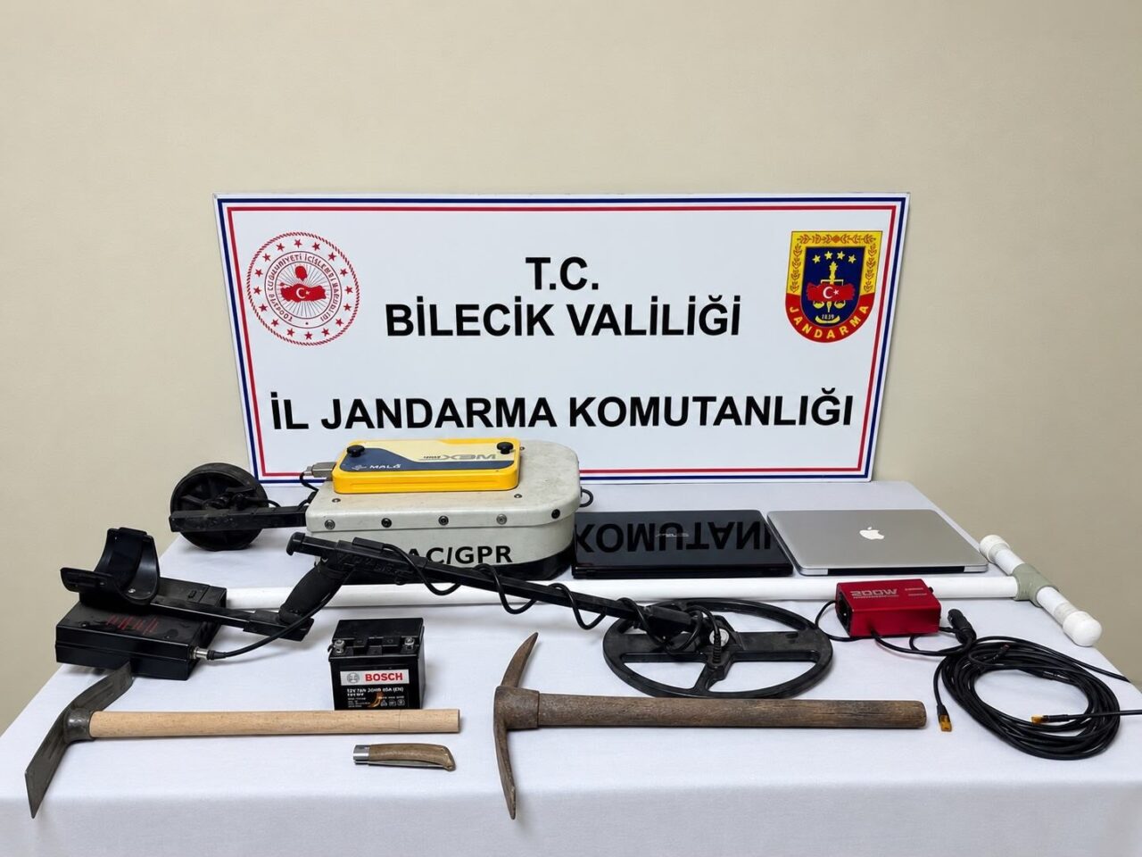 Bilecik’in Gölpazarı ilçesinde fotokapana takılan 4 şüpheli, jandarma ve KOM