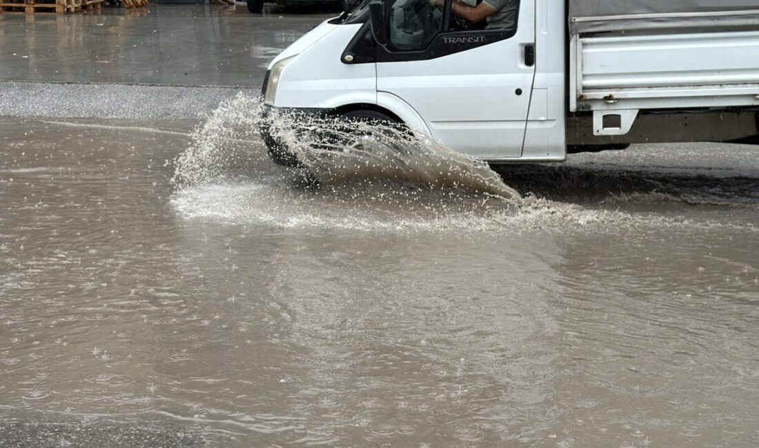 Sakarya’da sağanak etkili oldu Sakarya’da etkili olan kuvvetli sağanak yağış, cadde ve sokaklarda su