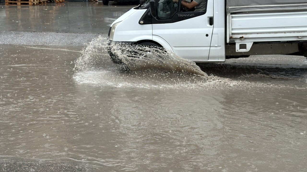 Sakarya’da etkili olan kuvvetli sağanak yağış, cadde ve sokaklarda su