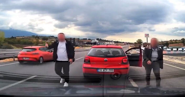 Bursa’nın İnegöl ilçesinde seyir halindeki bir otomobilin önü başka bir