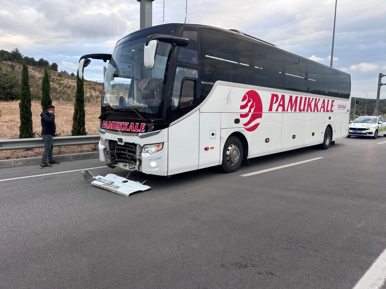 Çanakkale’nin Ayvacık ilçesinde yolcu otobüsü ile otomobilin çarpıştığı kazada iki