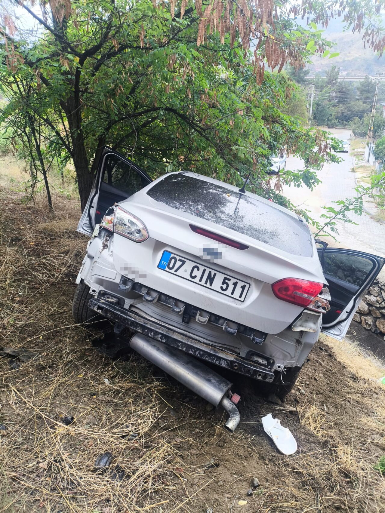 Otomobil şarampole uçtu: 4 kişi yaralandı 1 Bülten Medya -