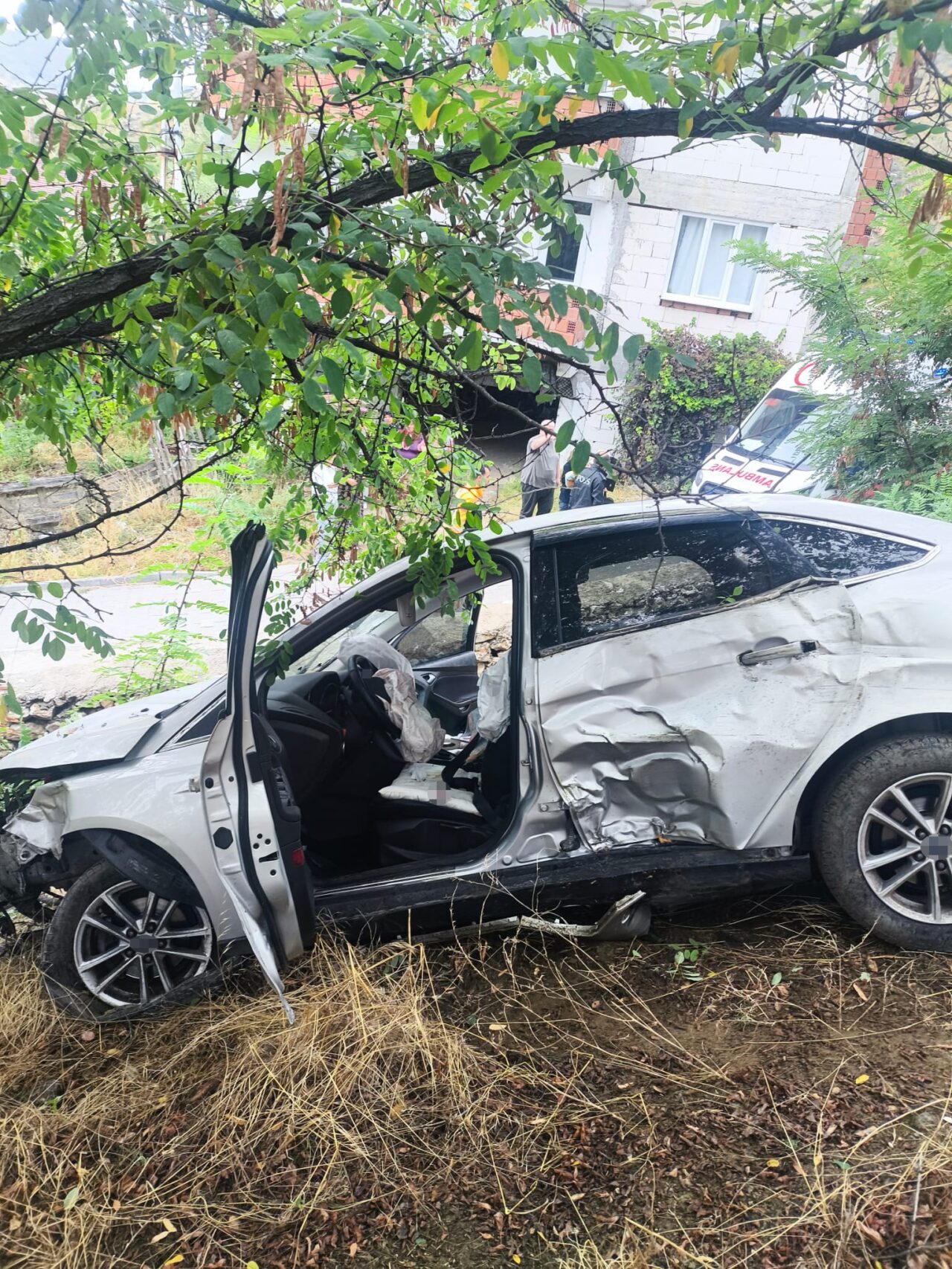 Bilecik-Eskişehir kara yolunda kontrolden çıkan otomobil şarampole uçtu. Kazada sürücü
