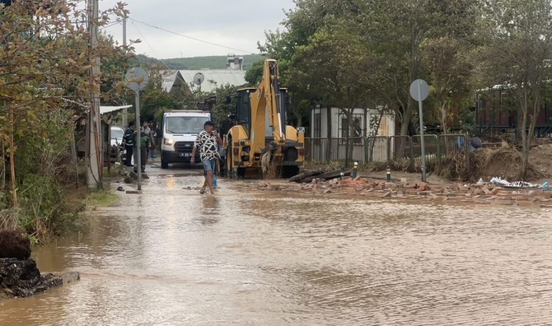 Mudanya’da sağanak sonrası bahçeler sular altında kaldı Bursa’nın Mudanya ilçesinde etkili olan sağanak yağış, günlük yaşamı olumsuz