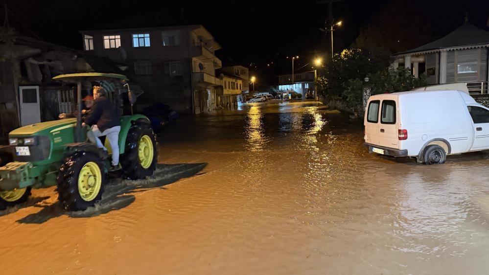 Sakarya’nın Karasu ilçesinde etkili olan kuvvetli sağanak, Darıçayırı Mahallesi’nde taşkına