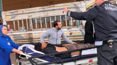 Bursa’nın İnegöl ilçesinde kamyonetin üzerine çıkarak yükleme yaptığı sırada dengesini