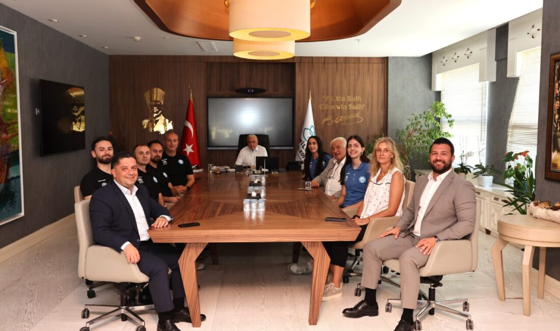 Nilüfer Belediye Başkanı Şadi Özdemir, 2026 Akdeniz Oyunları’nda şampiyon olan