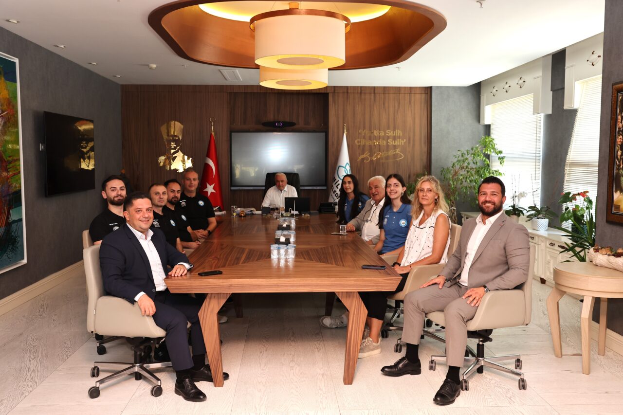 Nilüfer Belediye Başkanı Şadi Özdemir, 2026 Akdeniz Oyunları’nda şampiyon olan