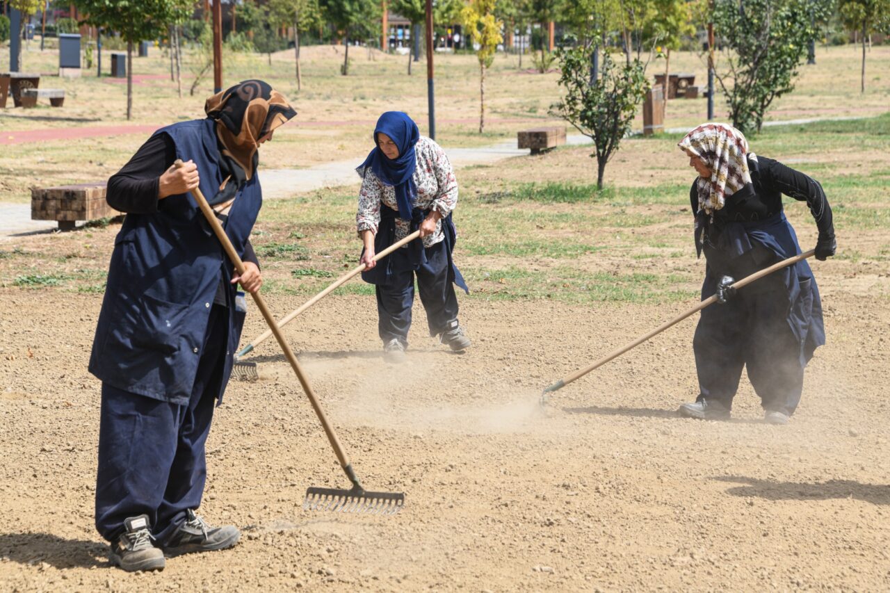 Osmangazi Belediyesi, Soğanlı Millet Parkı’nda başlattığı çimleme çalışmalarıyla yeşil alanın
